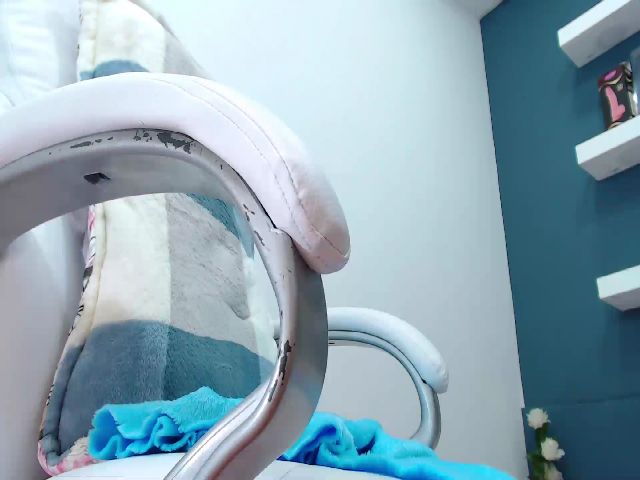 Live sex webcam photo for HANNAH_19 #253629298