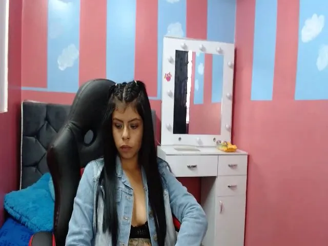 Live sex webcam photo for Miiaafox #263838932