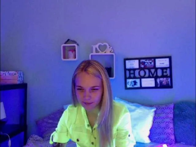 Live sex webcam photo for AnnaHappy18 #246391030