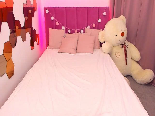 Live sex webcam photo for RedCat18 #258238665