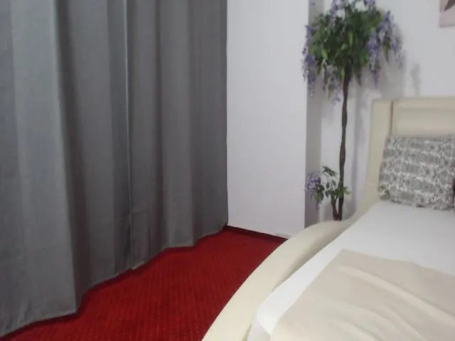 Live sex webcam photo for Erikajordan #254709997