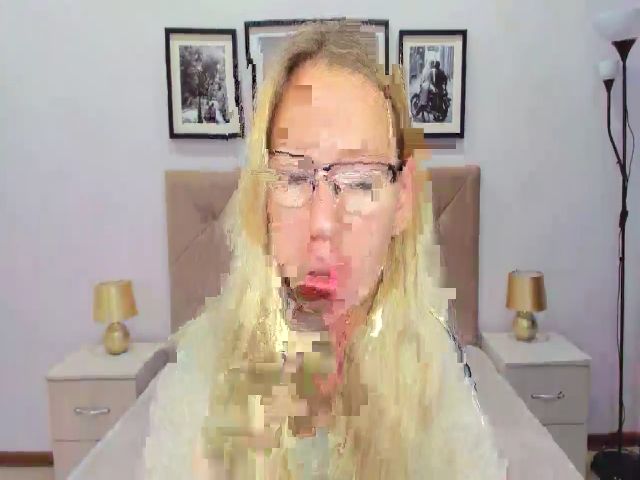 Live sex webcam photo for LizaSwan #263575471