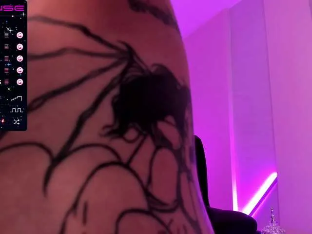 Live sex webcam photo for ErikaBenz #243565273