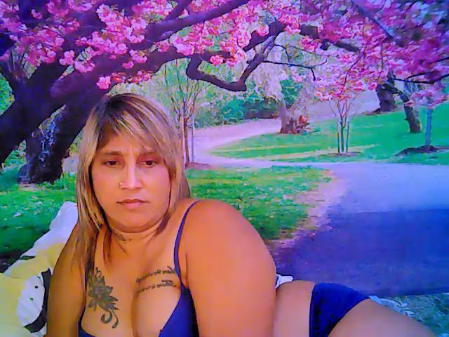 Live sex webcam photo for Roxyfoxy69 #255411433