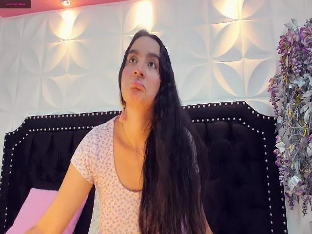 Live sex webcam photo for YoursLauren #252402765