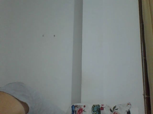 Live sex webcam photo for SweetLola01 #258421075