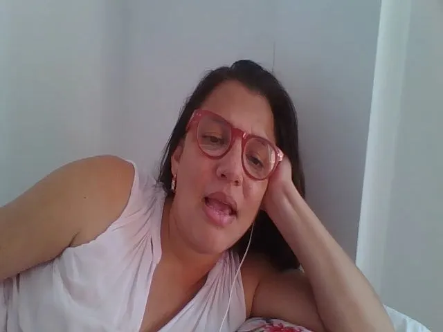 Live sex webcam photo for SweetLola01 #254890577