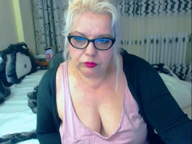 Live sex webcam photo for SonyaHotMilf #287962135