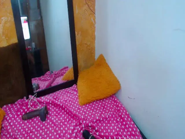 Live sex webcam photo for KellyJhons #253671889