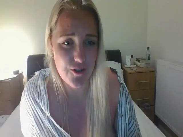 Live sex webcam photo for JessyLou #255455137