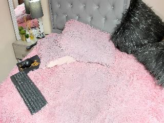 Live sex webcam photo for Prettyhoney19 #251667419