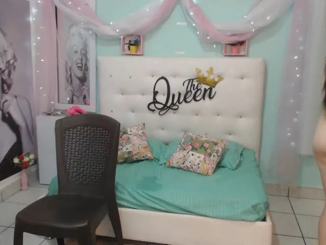 Live sex webcam photo for Miaqueen69 #255482429