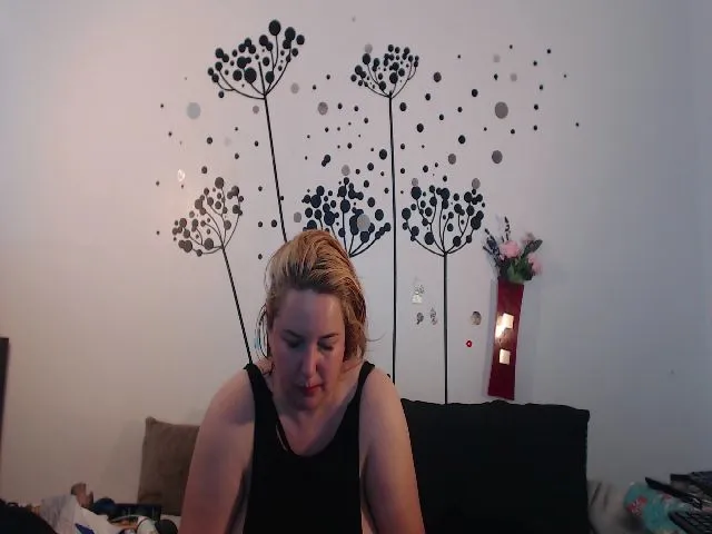 Live sex webcam photo for voluptuousDDD #255651877