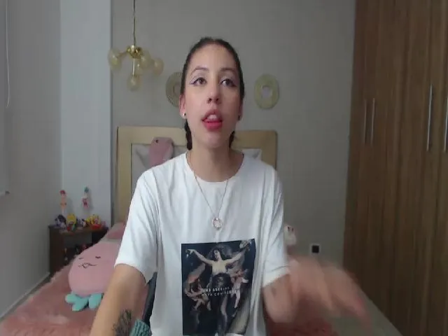 Live sex webcam photo for Emily_evans18 #256663004