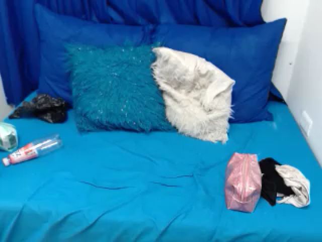 Live sex webcam photo for Honey21_ #252457671