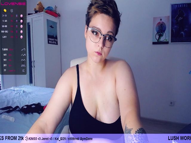 Live sex webcam photo for EllenRipley18 #254433799