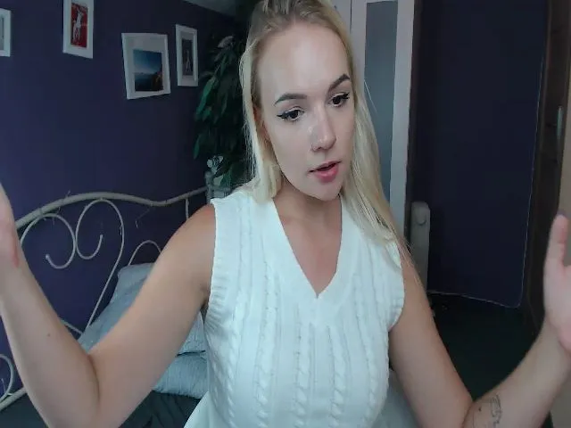 Live sex webcam photo for JoanQueen #263645734