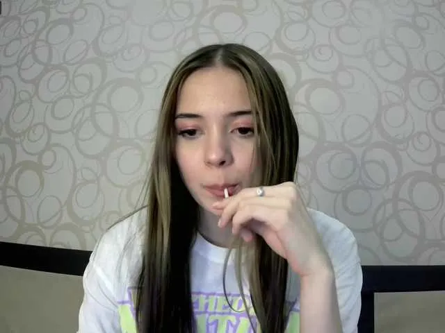 Live sex webcam photo for Roxanne2021 #241131930