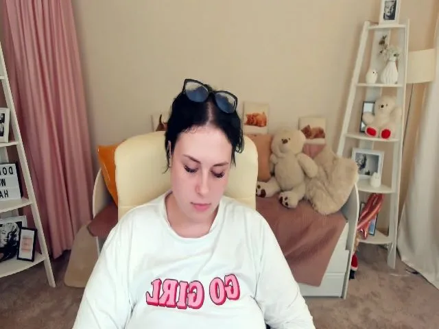 Live sex webcam photo for SerahMirabeli #263578741