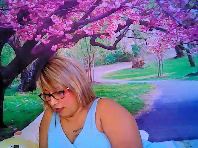 Live sex webcam photo for Roxyfoxy69 #254241760