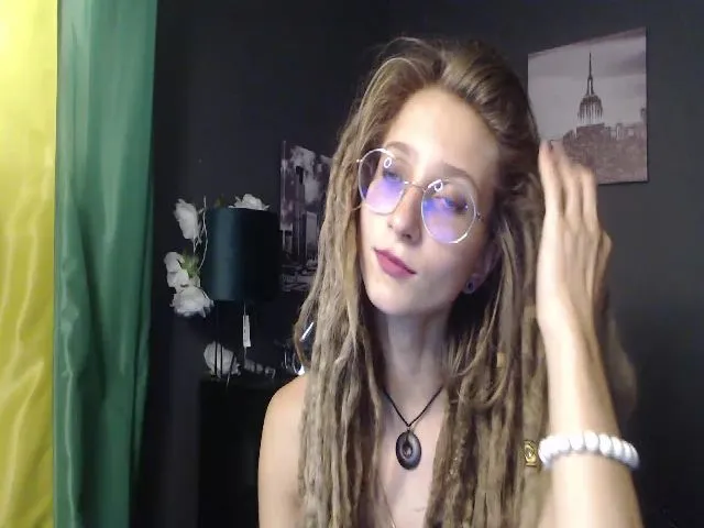 Live sex webcam photo for KINKYkeira #255305004