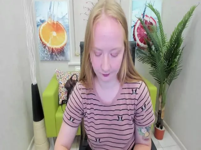 Live sex webcam photo for StunningKelly #255874734