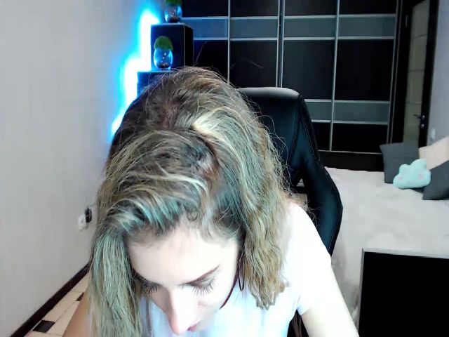 Live sex webcam photo for LannaBlue #253221170