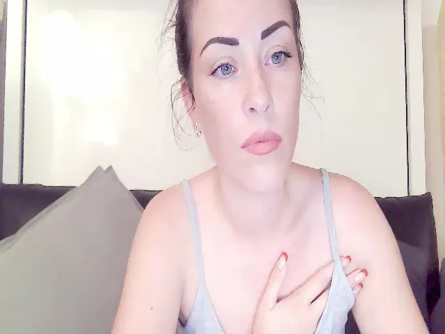 Live sex webcam photo for AngieBaby_77 #260675636