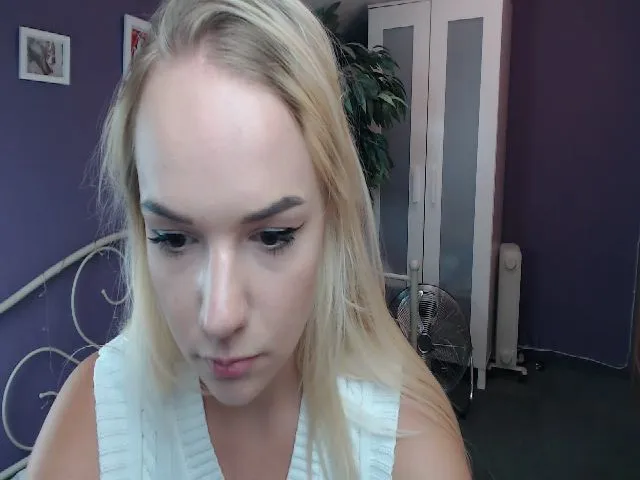 Live sex webcam photo for JoanQueen #263572306