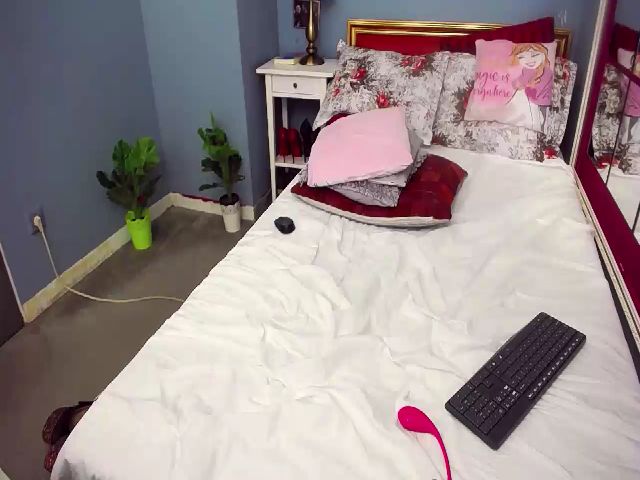 Live sex webcam photo for SofiaFoxxxy #254465609