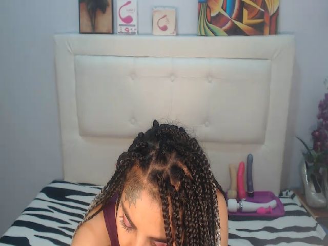 Live sex webcam photo for Emha69 #260183388