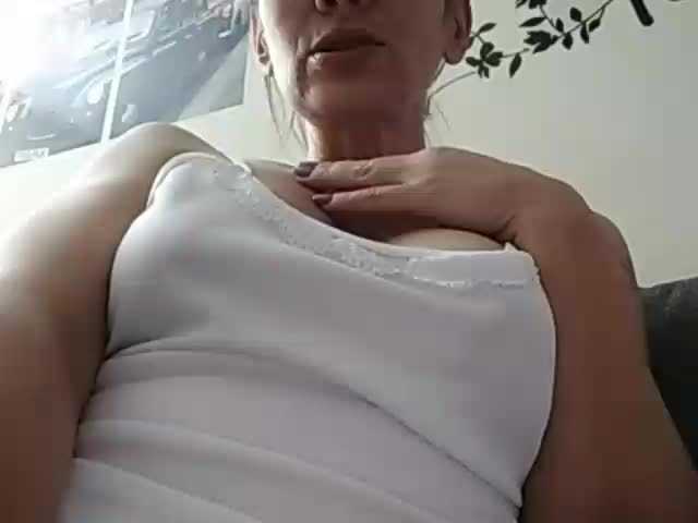 Live sex webcam photo for Amelie7 #240928801