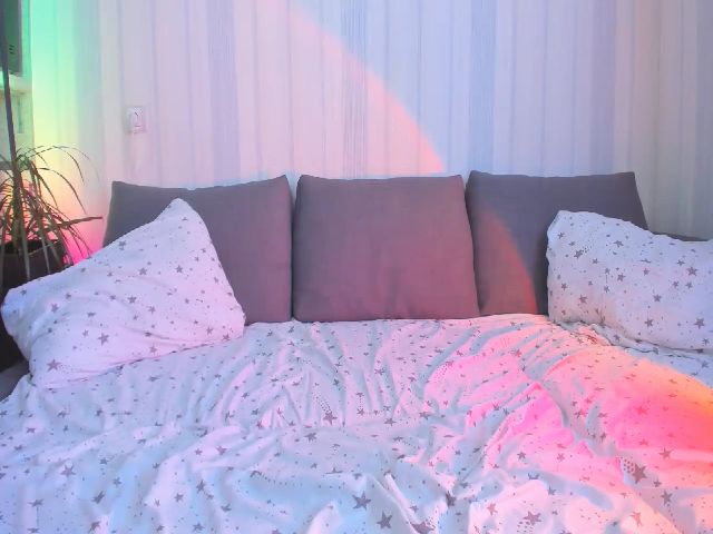 Live sex webcam photo for AwesomeRoxy #253065278