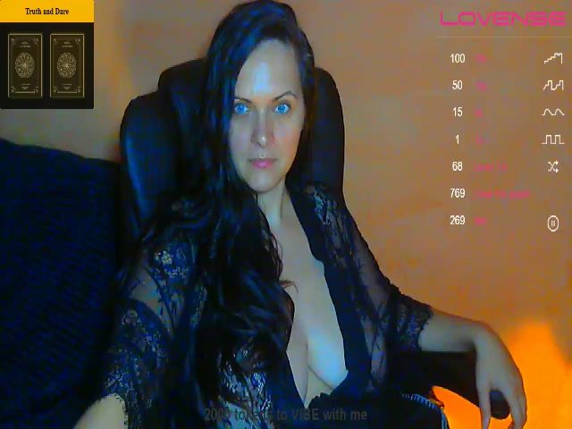 Live sex webcam photo for SexQueen1111 #254810487