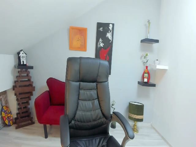 Live sex webcam photo for LizzieBrie #255863586