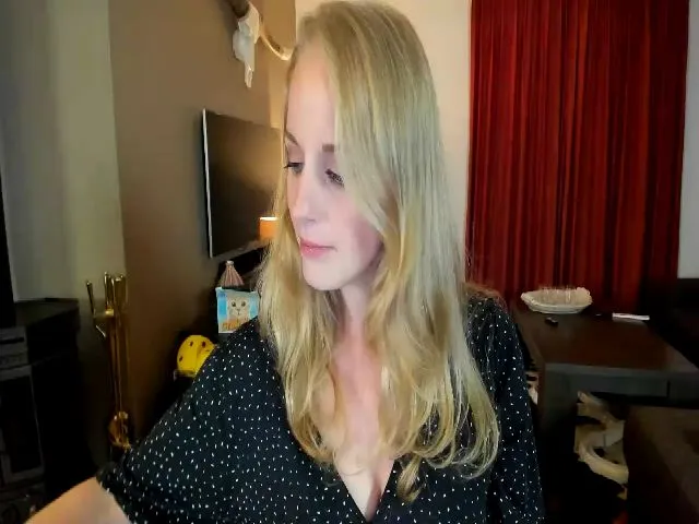 Live sex webcam photo for WildestKitten #259484945