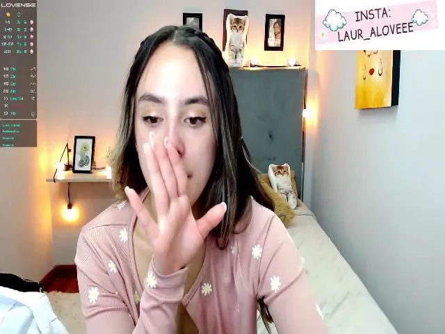 Live sex webcam photo for Laura_Lovee_ #252635102