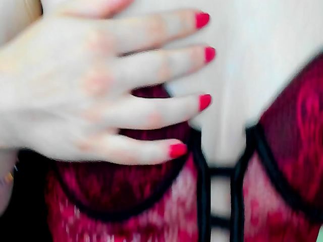 Live sex webcam photo for ChrissyDi #254110098