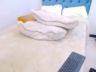 Live sex webcam photo for -Andrea18 #240869404