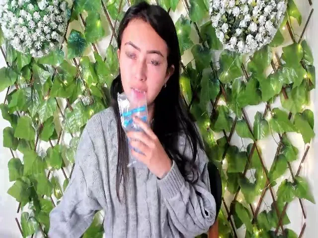 Live sex webcam photo for Holly_rosee #253834755