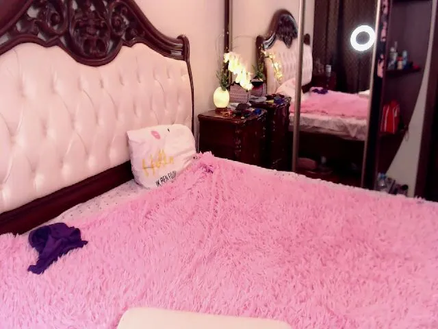 Live sex webcam photo for LizzyMayers #253930850