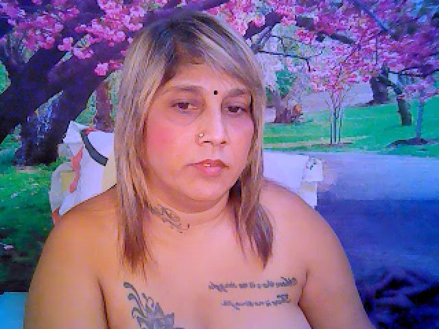 Live sex webcam photo for Roxyfoxy69 #257287208