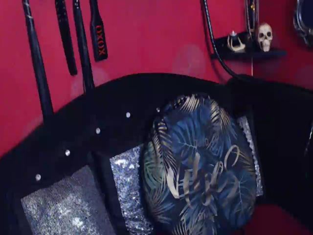 Live sex webcam photo for FemDomYasmine #260283191