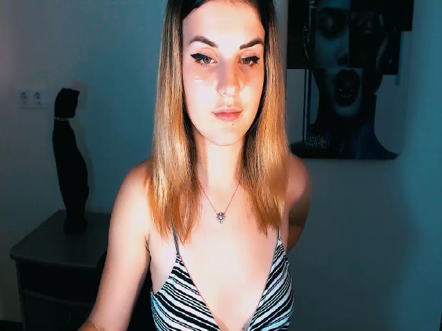 Live sex webcam photo for EmilyFar #255265128