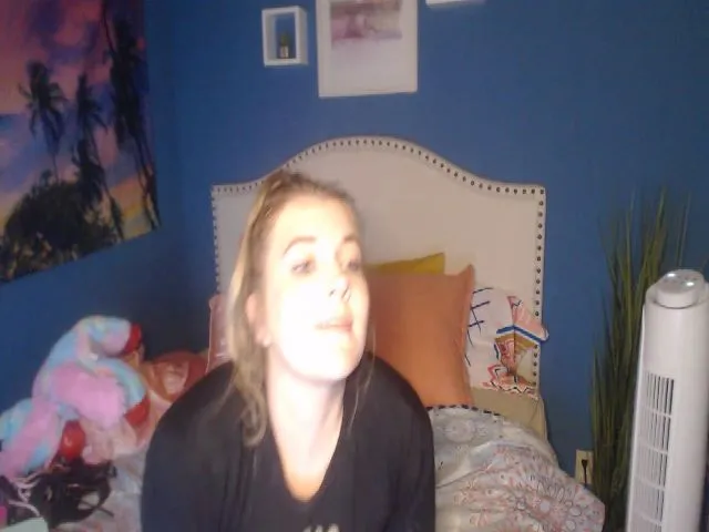 Live sex webcam photo for SnowWhiteXxxx #256480189