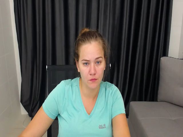 Live sex webcam photo for KellyKleine #255389204