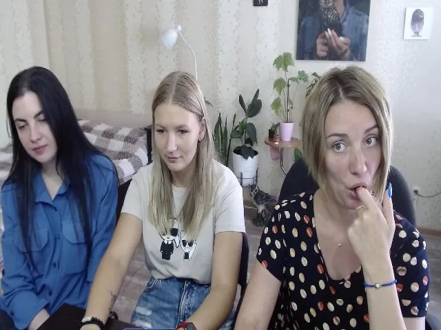 Live sex webcam photo for Emi_lywild #260656485