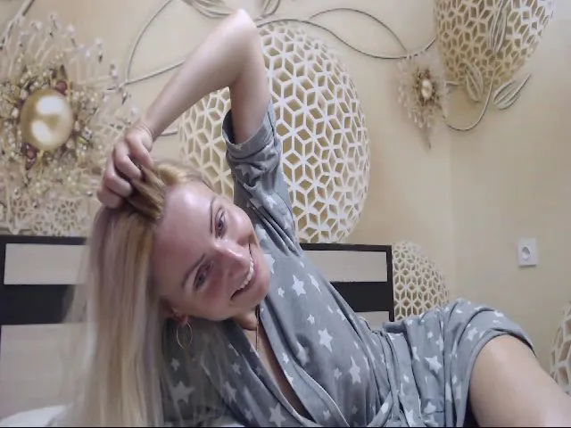 Live sex webcam photo for MeltingJulia #256446288
