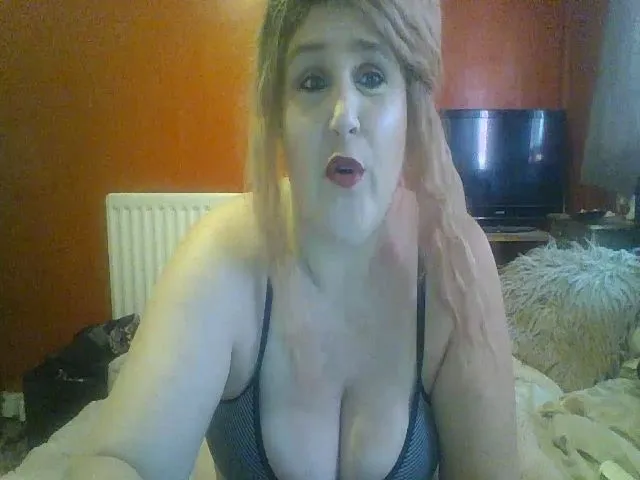 Live sex webcam photo for YUMMYMUMMY39 #264309036