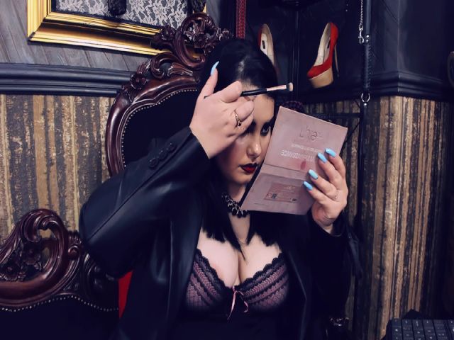 Live sex webcam photo for MelissaGlow #264990909